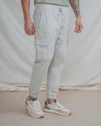 PANTALÓN CHINO CARGO CON GOMA GRÍS