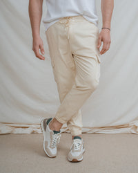 PANTALÓN CHINO CARGO CON GOMA BEIGE