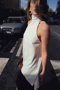 HAUT MASQUE ASYMÉTRIQUE À DOS BORDÉ-COLLÉ