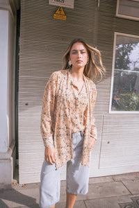 T-SHIRT IMPRIMÉ AVEC NŒUD