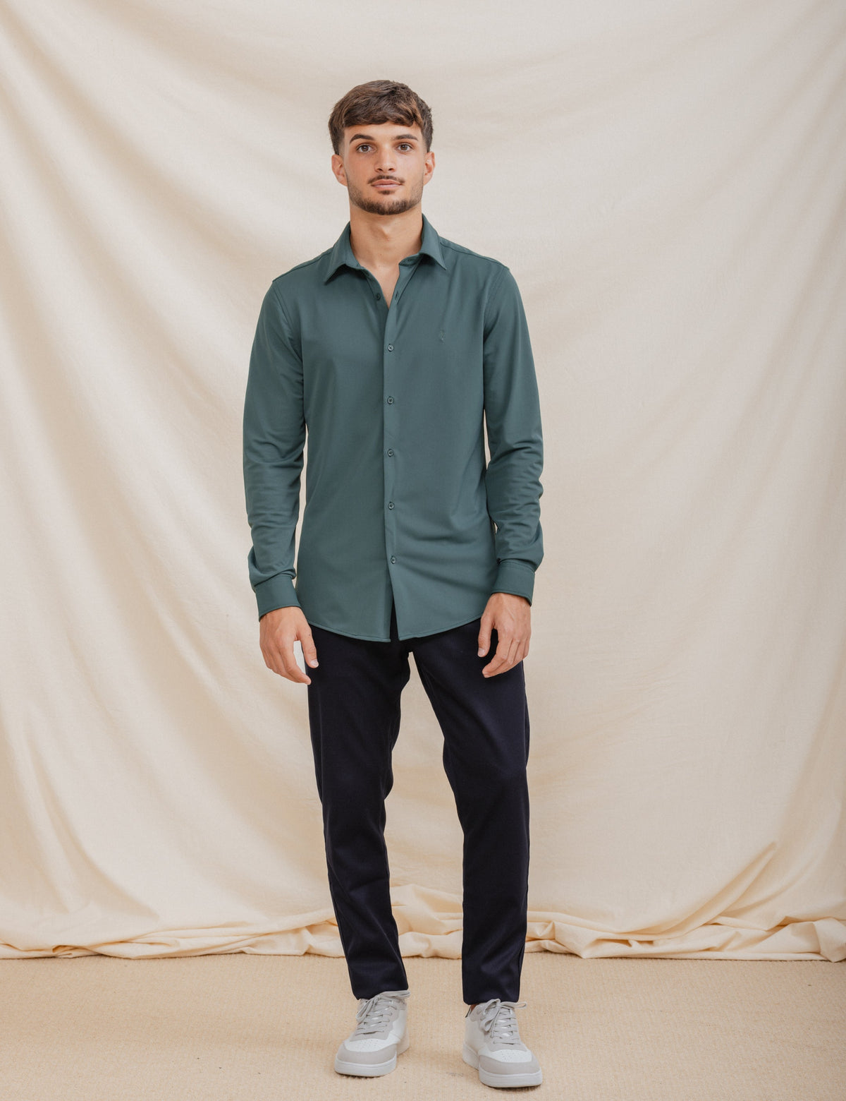 CAMISA ELÁSTICA VERDE CON VARILLA