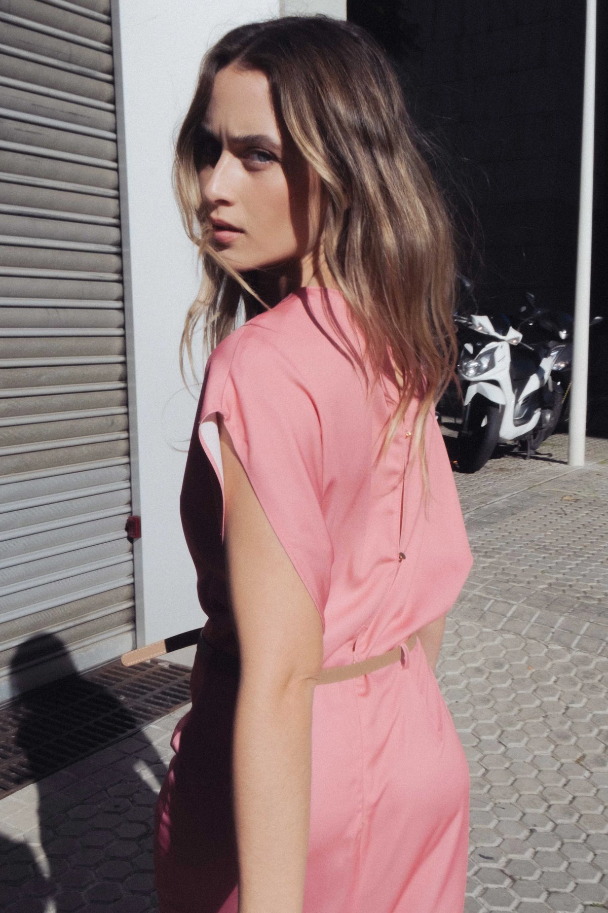 ROBE MIDI EN SATIN AVEC CEINTURE