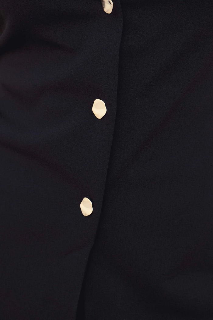 GILET EN MAILLE À BOUTONS SUR LE DESSUS